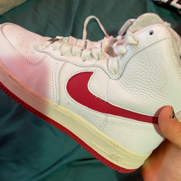 red bottom air force 1 lv8